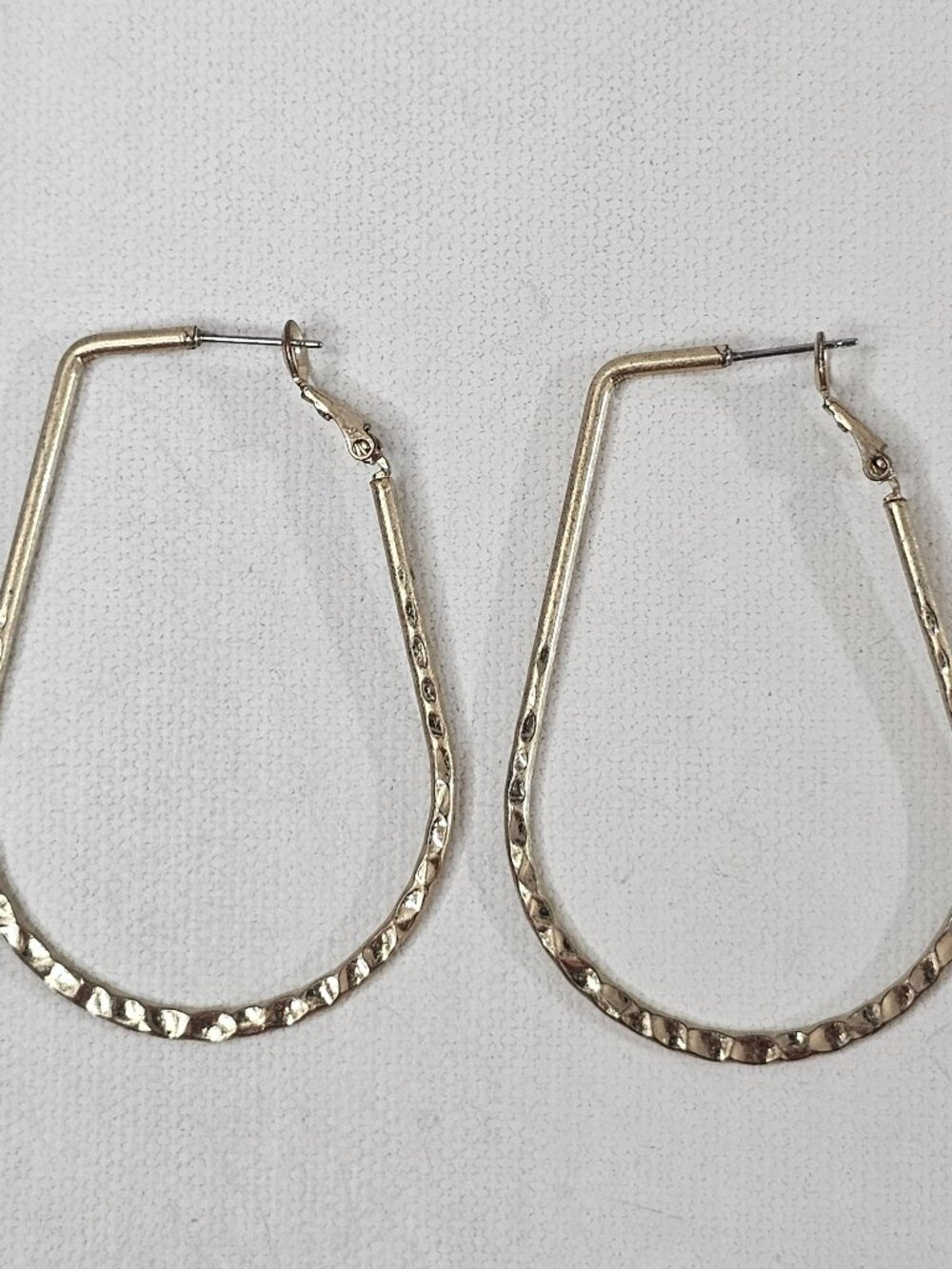 Gold Tone Textured Hoop Earrings Pierced Hammered Finish Unmarked Jewelry